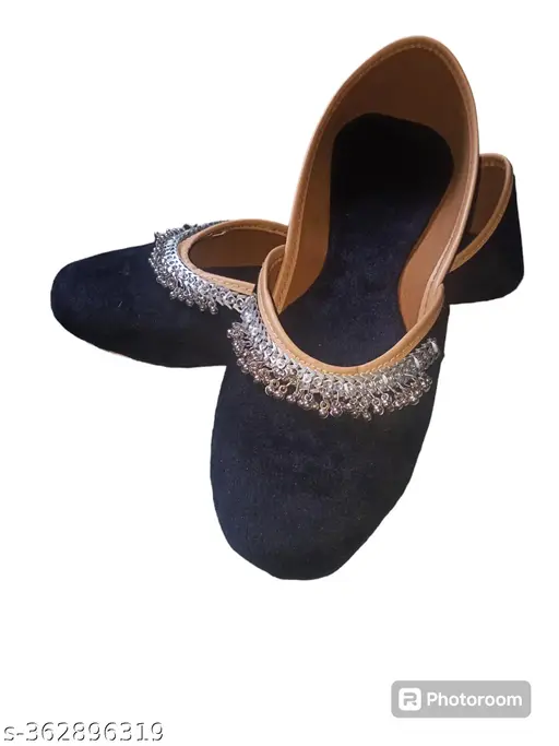 Attractive Women Juttis & Mojaris